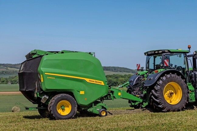 John Deere 6R 185 -traktorin vetämä John Deere V462R paalaa heinää