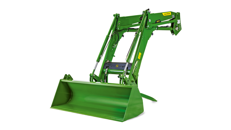 Vihreä John Deere -traktori, jonka etukuormain on nostettu, valkoisella taustalla maatalouslaitteen yksityiskohtaista näkymää varten.